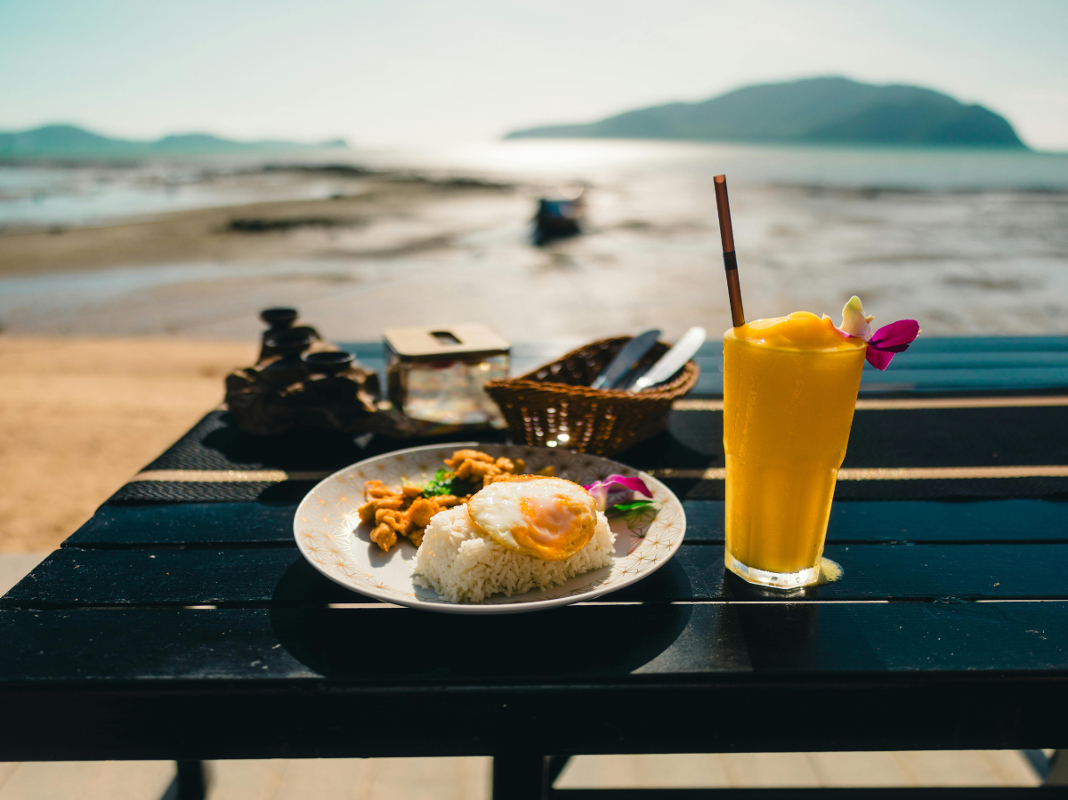 Schwarzer Pickup rast gegen Strommast: 21 illegale Arbeiter verletzt!